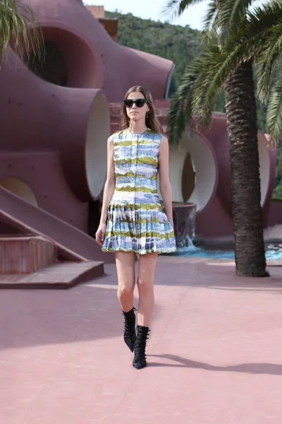Look 16